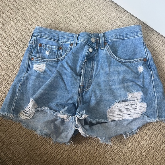 Levi's 501® HIGH RISE WOMEN'S SHORTS - Picture 3 of 5